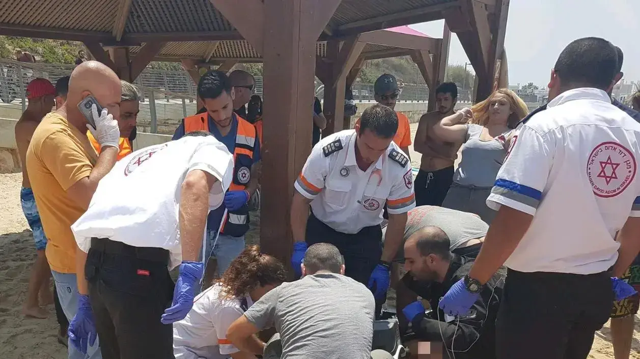 טביעה בחוף הכלבים בתל אביב: מציל מחבט בראשו במהלך אימון ימי ומת 17 באוגוסט 2017 טביעה בחוף הכלבים בתל אביב: מציל מחבט בראשו במהלך אימון ימי ומת 17 באוגוסט 2017