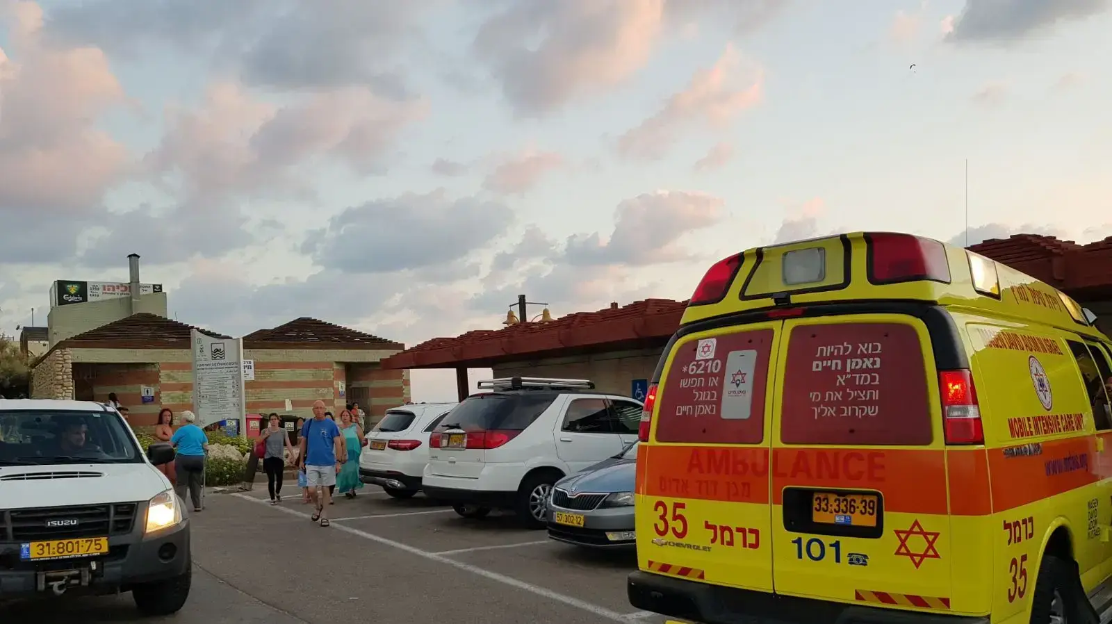 גבר כבן 50 טבע בחוף זמיר בחיפה, 18 באוגוסט 2017 גבר כבן 50 טבע בחוף זמיר בחיפה, 18 באוגוסט 2017