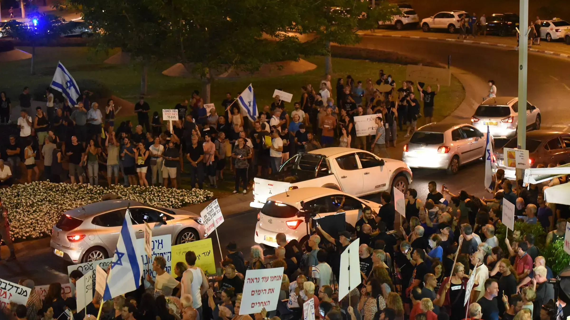 הפגנה בכיכר גורן בפתח תקווה נגד השחיתות השלטונית, 26 באוגוסט 2017 הפגנה בכיכר גורן בפתח תקווה נגד השחיתות השלטונית, 26 באוגוסט 2017