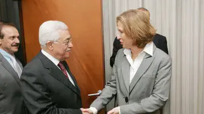 שרת החוץ ציפי לבני בפגישה עם יור הרשות הפלסטינית אבו מאזן בניו יורק (שחר עזרן) שרת החוץ ציפי לבני בפגישה עם יור הרשות הפלסטינית אבו מאזן בניו יורק (שחר עזרן)