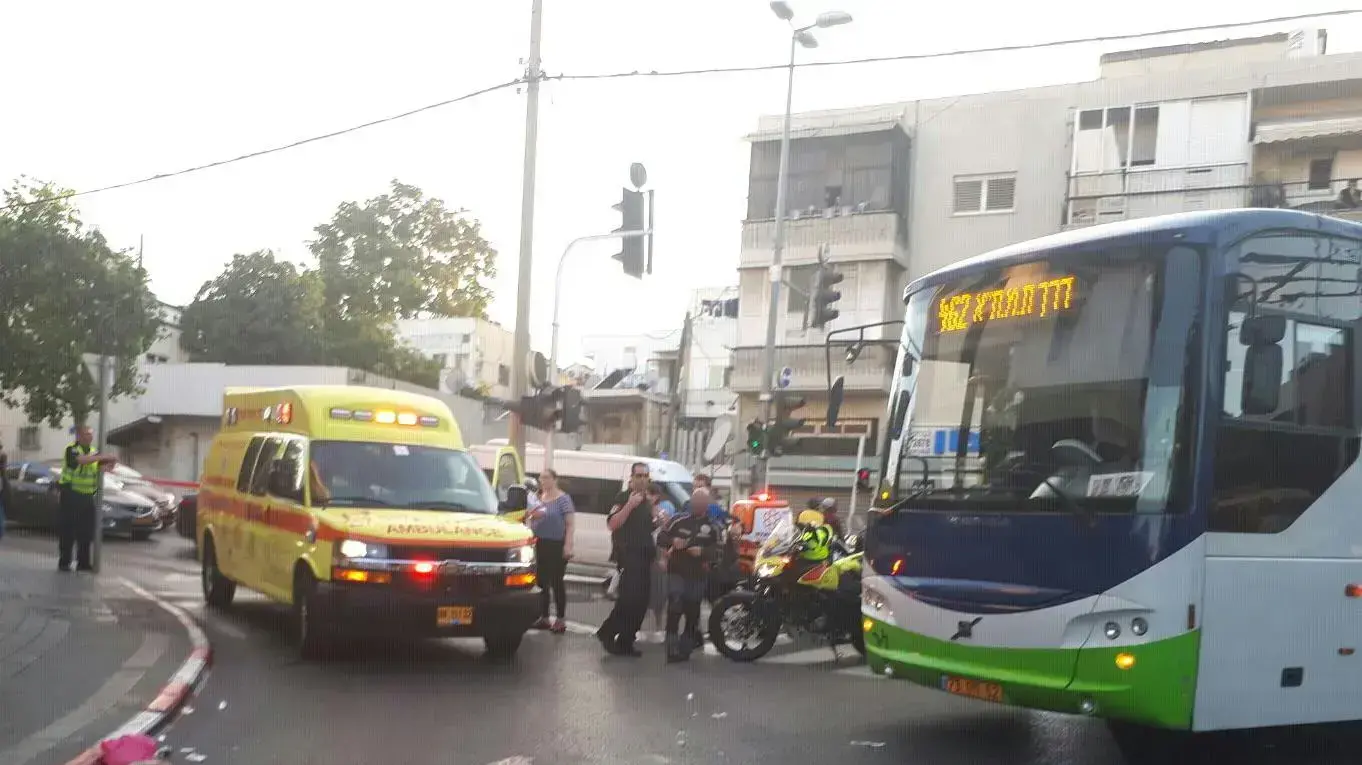 הולכת רגל שנפגעה מאוטובוס ברחוב לבנדה בתל אביב 29/8/17 הולכת רגל שנפגעה מאוטובוס ברחוב לבנדה בתל אביב 29/8/17