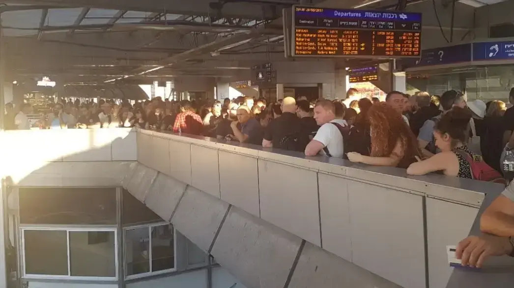 נוסעים מחכים לרכבות שמתעכבות עקב תאונה בתחנת בית יהושוע, תחנת סבידור מרכז בתל אביב נוסעים מחכים לרכבות שמתעכבות עקב תאונה בתחנת בית יהושוע, תחנת סבידור מרכז בתל אביב