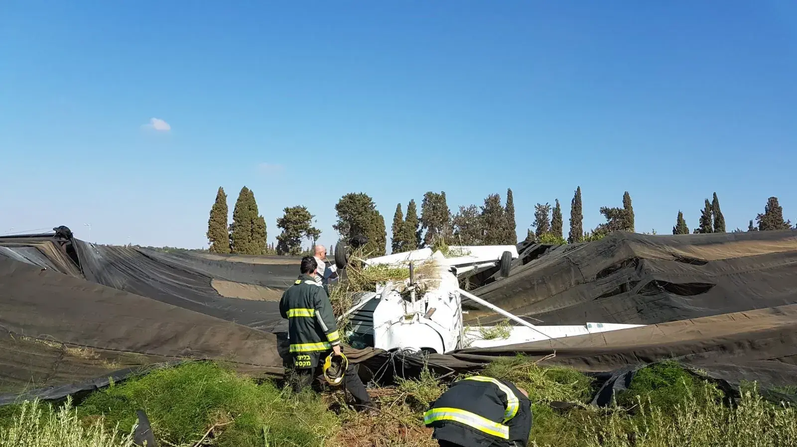 מטוס קל שביצע נחיתת אונס בשטח פתוח בשדות של כפר שמריהו 31.8.17 מטוס קל שביצע נחיתת אונס בשטח פתוח בשדות של כפר שמריהו 31.8.17