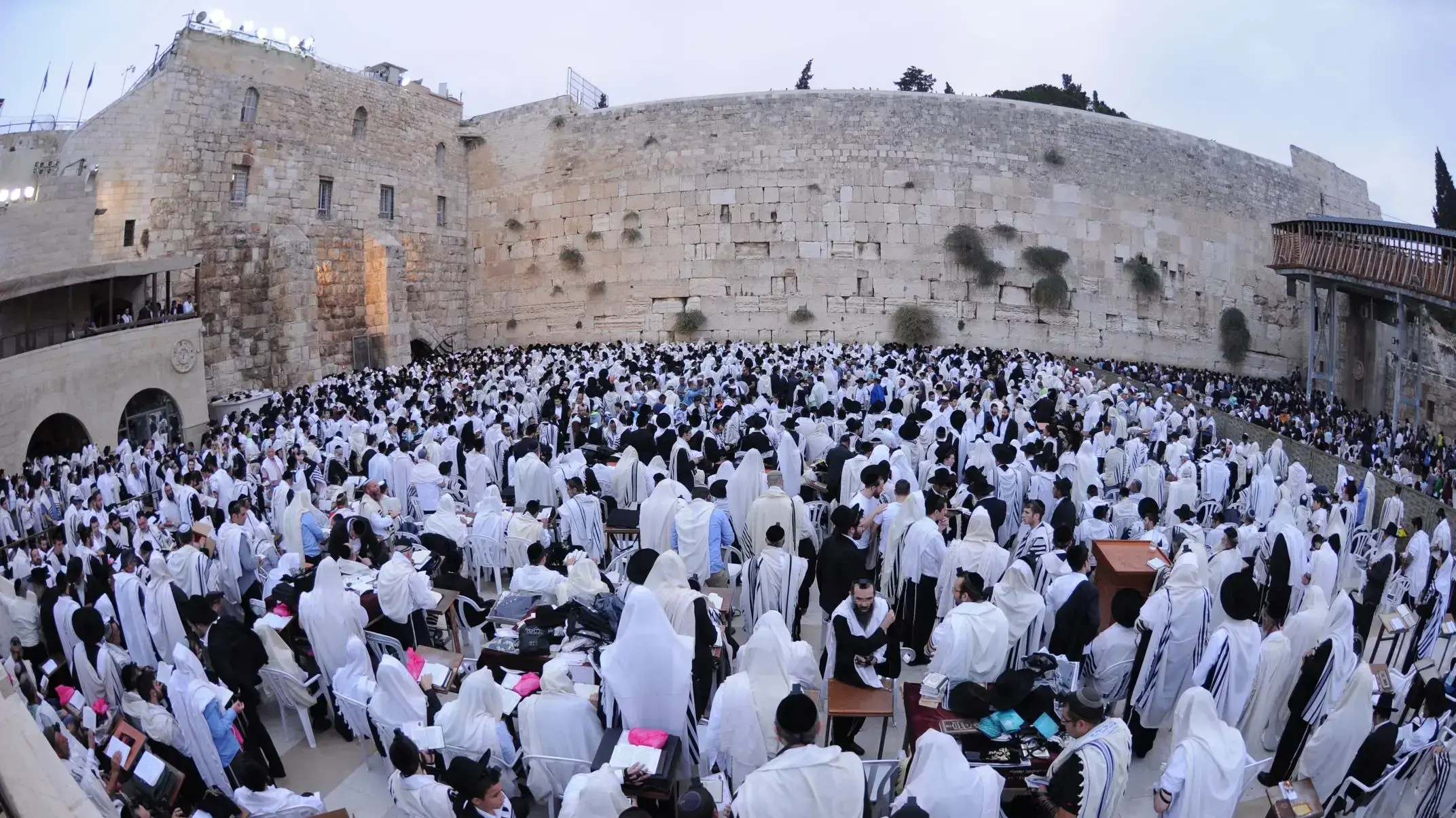 למעלה מעשרת אלפי איש בתפילה המונית בכותל המערבי - במסר של אהבת חינם ואחדות 