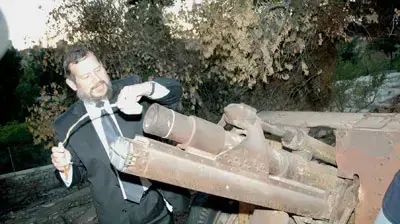 לופוליאנסקי ראש עיריית ירושלים יורה בתותח העתיק בבית הקברות לכבוד הרמדאן ( צילום גקי לוי) לופוליאנסקי ראש עיריית ירושלים יורה בתותח העתיק בבית הקברות לכבוד הרמדאן ( צילום גקי לוי)