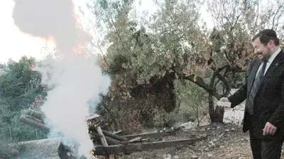 לופוליאנסקי ראש עיריית ירושלים יורה בתותח העתיק בבית הקברות לכבוד הרמדאן ( צילום גקי לוי) לופוליאנסקי ראש עיריית ירושלים יורה בתותח העתיק בבית הקברות לכבוד הרמדאן ( צילום גקי לוי)