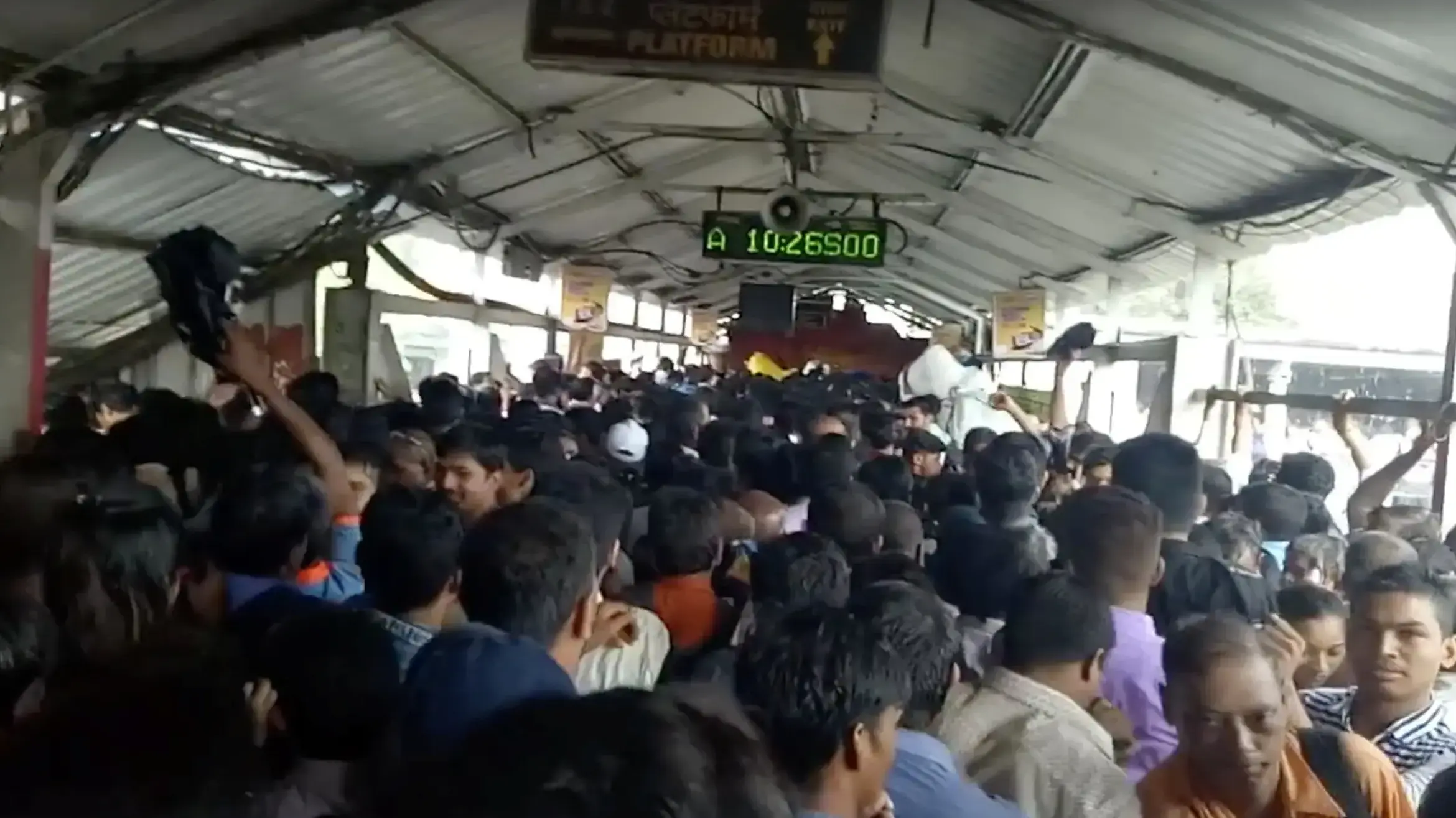 לפחות 22 נוסעים נרמסו למוות בתחנת רכבת במומבאי שבהודו, 29 בספטמבר 2017 לפחות 22 נוסעים נרמסו למוות בתחנת רכבת במומבאי שבהודו, 29 בספטמבר 2017