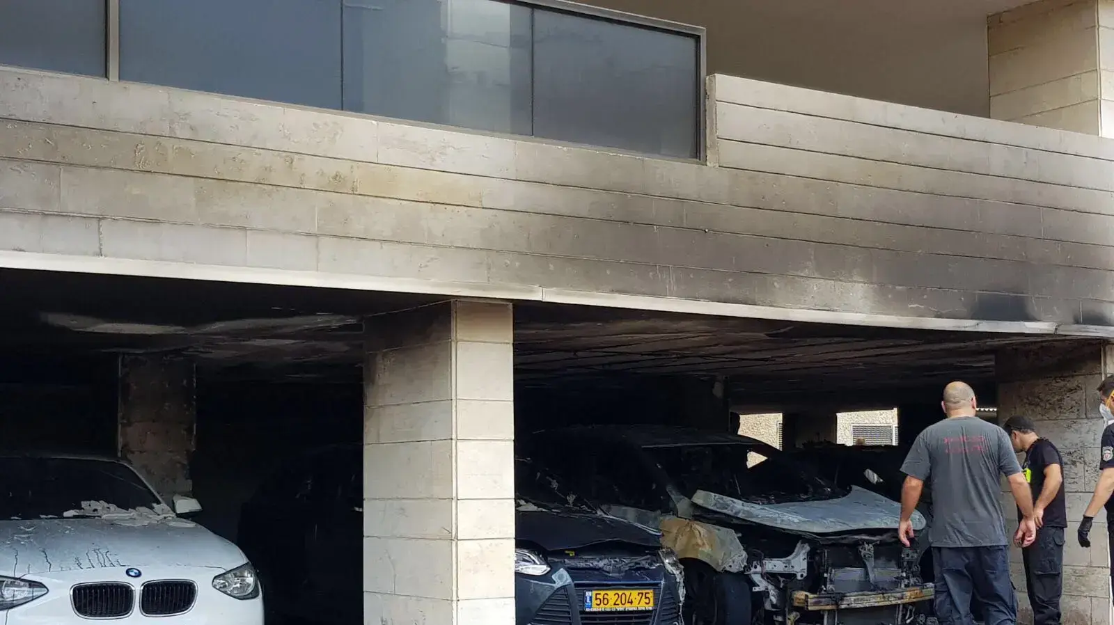 רכב שעלה באש אתמול ברח' השניים בגבעתים רכב שעלה באש אתמול ברח' השניים בגבעתים