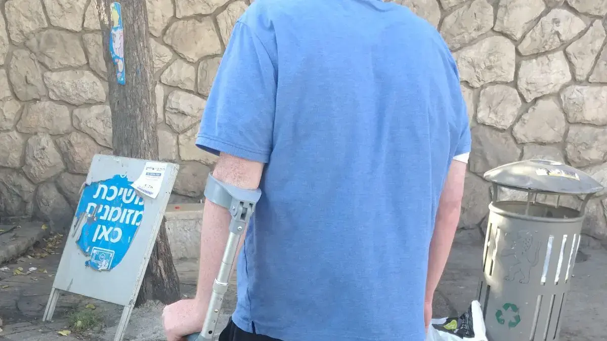 בעל המוגבלות שביקש מהמלצר לעזור לו לחתוך את הסטייק ומנהל המסעדה סירב בגסות בעל המוגבלות שביקש מהמלצר לעזור לו לחתוך את הסטייק ומנהל המסעדה סירב בגסות