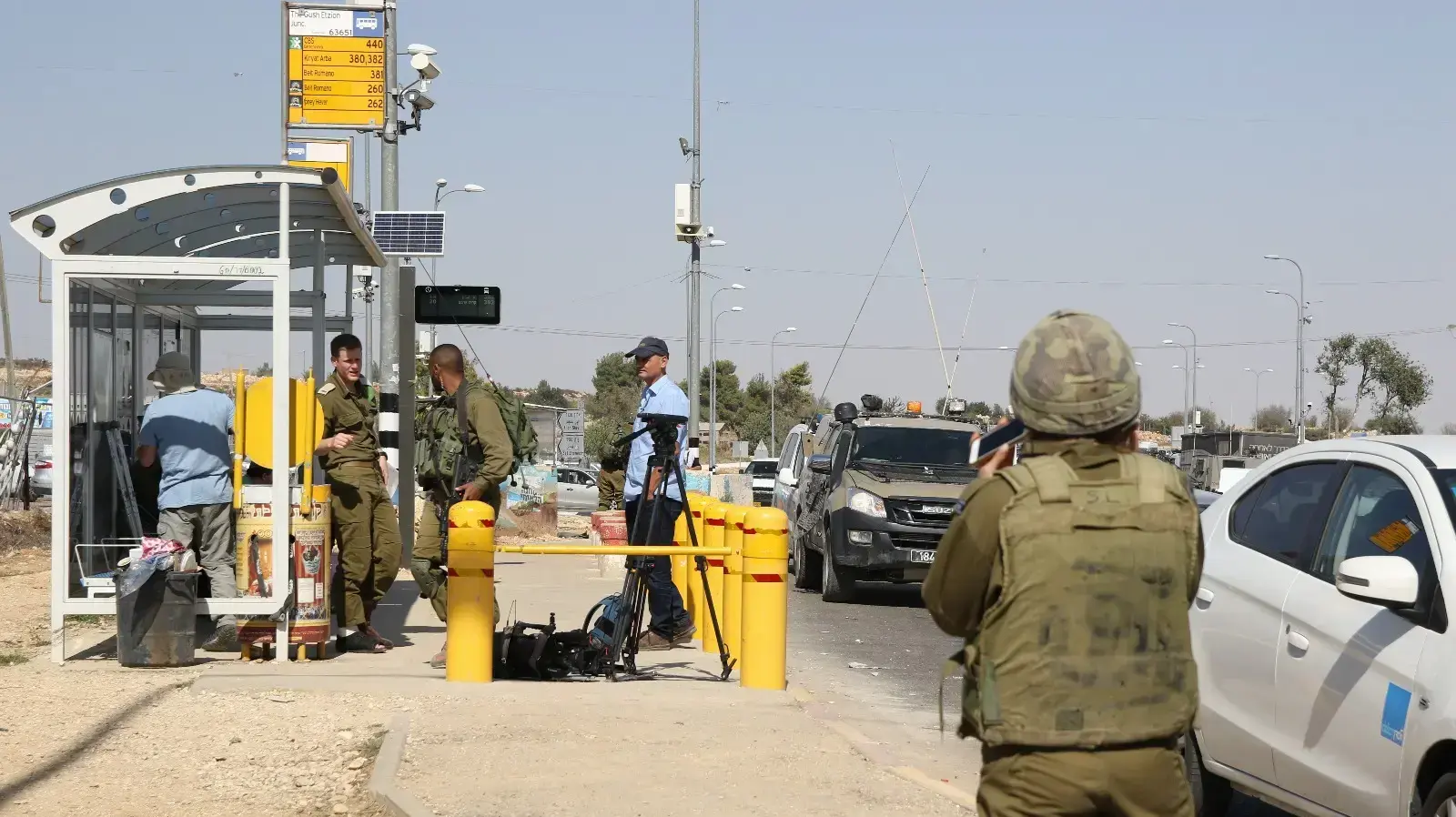 זירת האירוע בנוהל מעצר חשוד שכלל ירי לעבר החשוד שרץ לעברם בצומת גוש עציון זירת האירוע בנוהל מעצר חשוד שכלל ירי לעבר החשוד שרץ לעברם בצומת גוש עציון