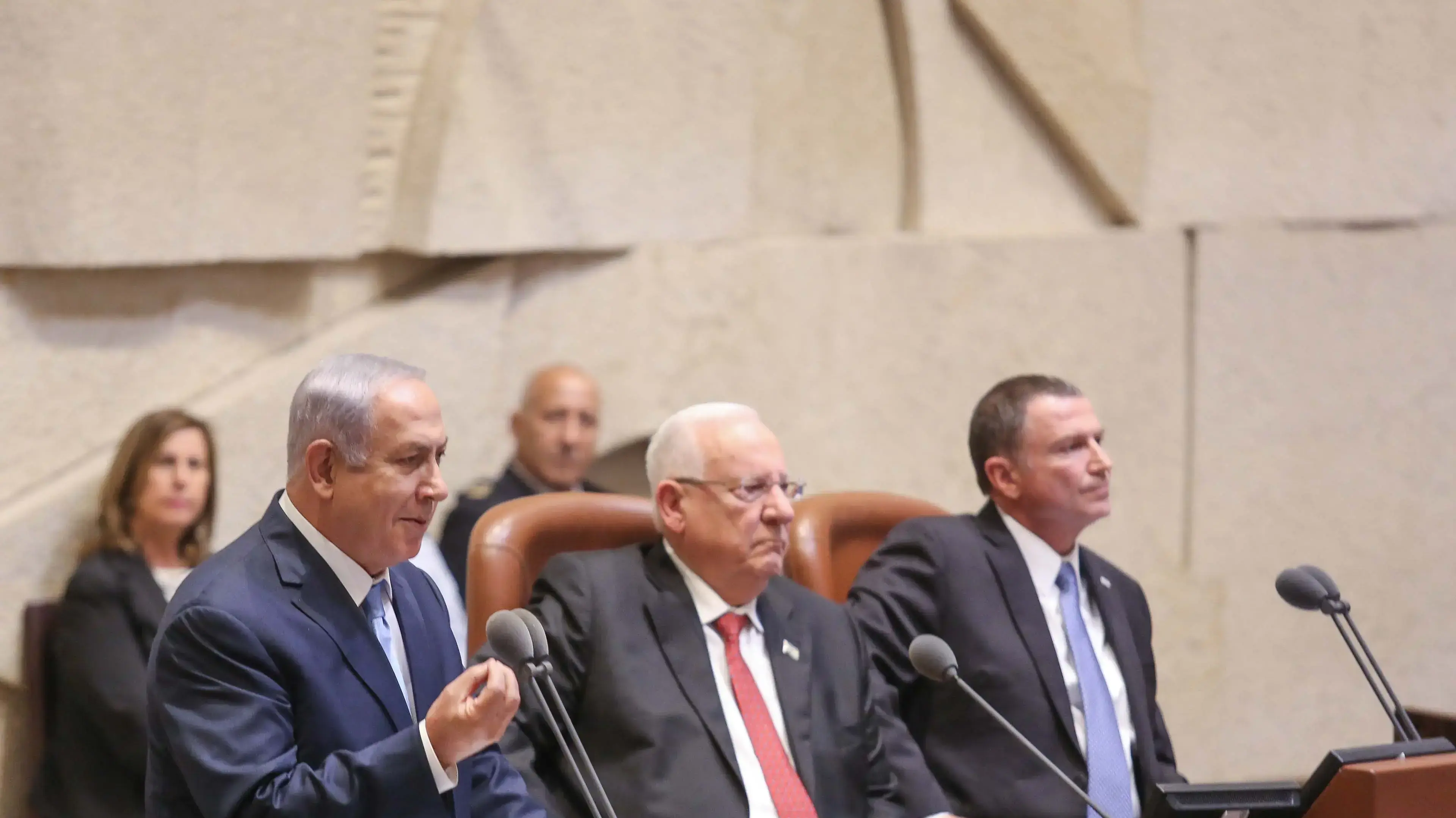 יולי אדלשטיין, רובי ריבלין ובנימין נתניהו בפתיחת מושב הכנסת מליאה 23 באוקטובר 2017 יולי אדלשטיין, רובי ריבלין ובנימין נתניהו בפתיחת מושב הכנסת מליאה 23 באוקטובר 2017