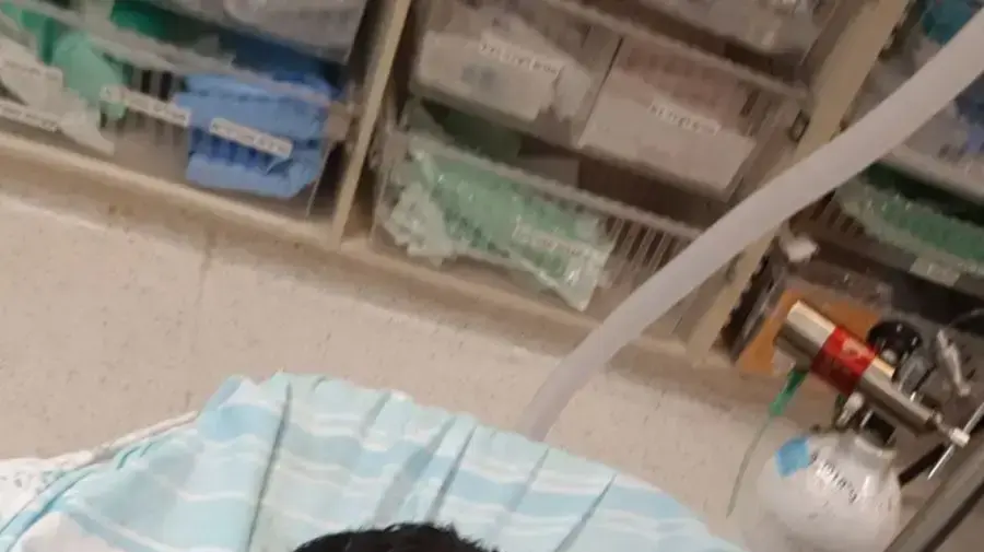 צחי יתח הנער נפצע במהלך משחק כדורסל מחלון זכוכית צחי יתח הנער נפצע במהלך משחק כדורסל מחלון זכוכית