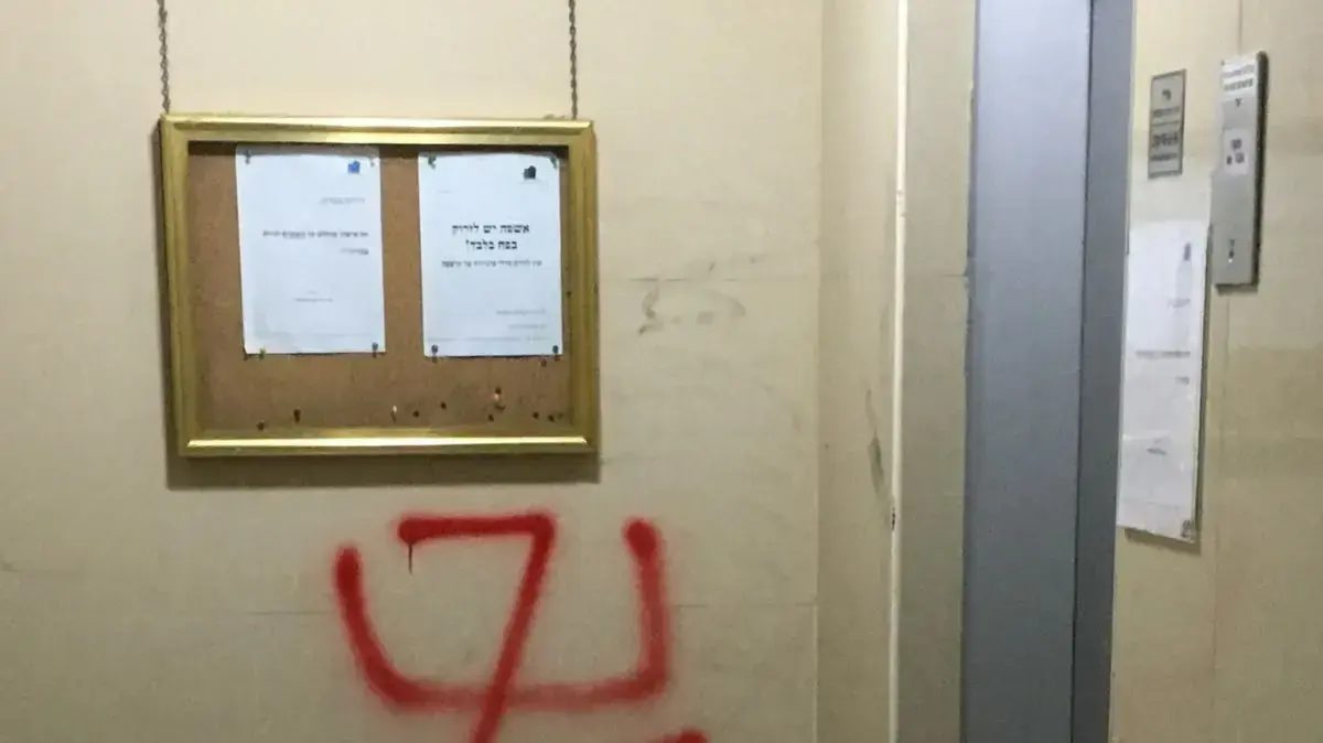 מתקפת הוונדליזים על דירות וכלי הרכב בבנין מגורים ברחוב מגדים ברמת גן מתקפת הוונדליזים על דירות וכלי הרכב בבנין מגורים ברחוב מגדים ברמת גן