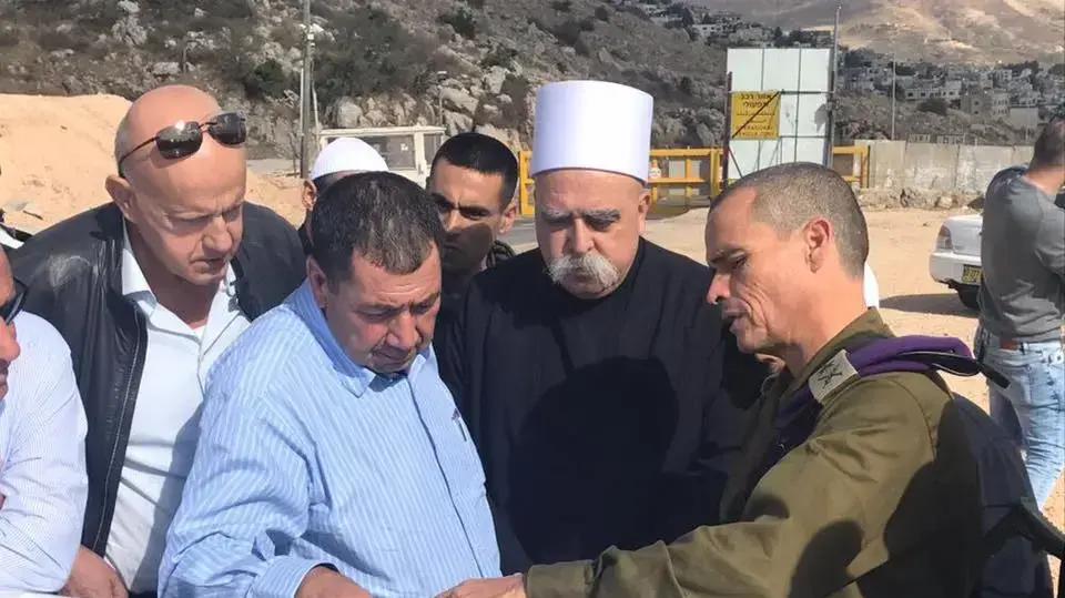 מנהיג העדה הדרוזית בישראל שיח' מוופאק טריף מקבל עדכונים מצהל על המתרחש בעיירה חד'ר שבצד הסורי של הגבול מנהיג העדה הדרוזית בישראל שיח' מוופאק טריף מקבל עדכונים מצהל על המתרחש בעיירה חד'ר שבצד הסורי של הגבול