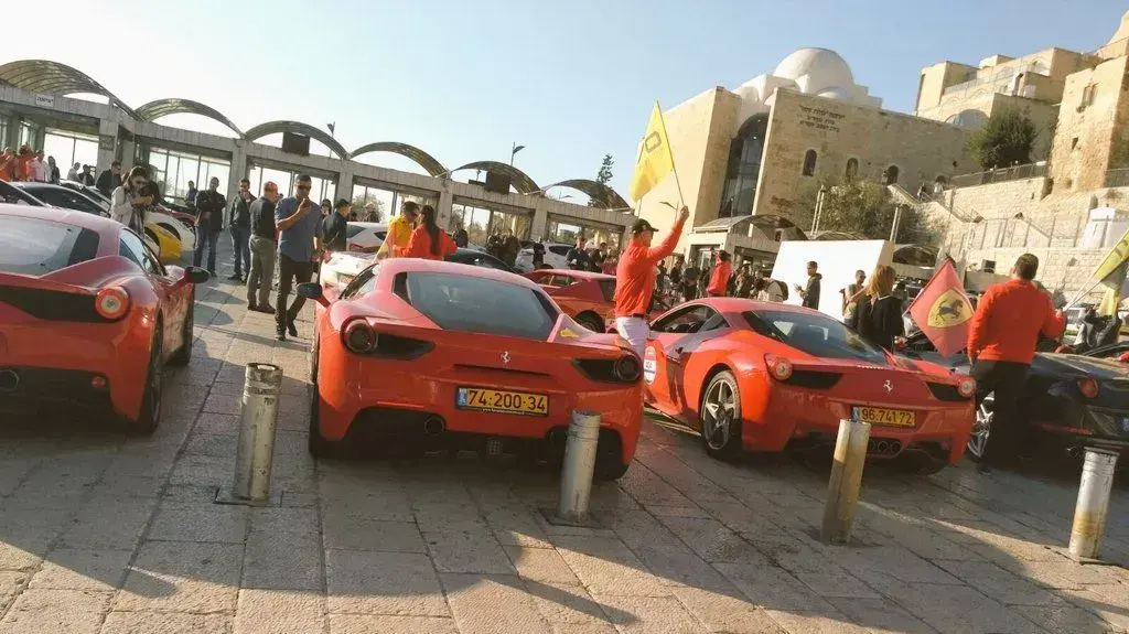 מכוניות פרארי בחניון הכותל המערבי מכוניות פרארי בחניון הכותל המערבי