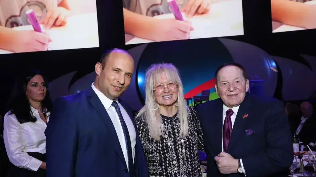 נפתלי בנט, שלדון ומרים אדלסון בוושינגטון, ארה"ב 6 באוקטובר 2017 נפתלי בנט, שלדון ומרים אדלסון בוושינגטון, ארה"ב 6 באוקטובר 2017