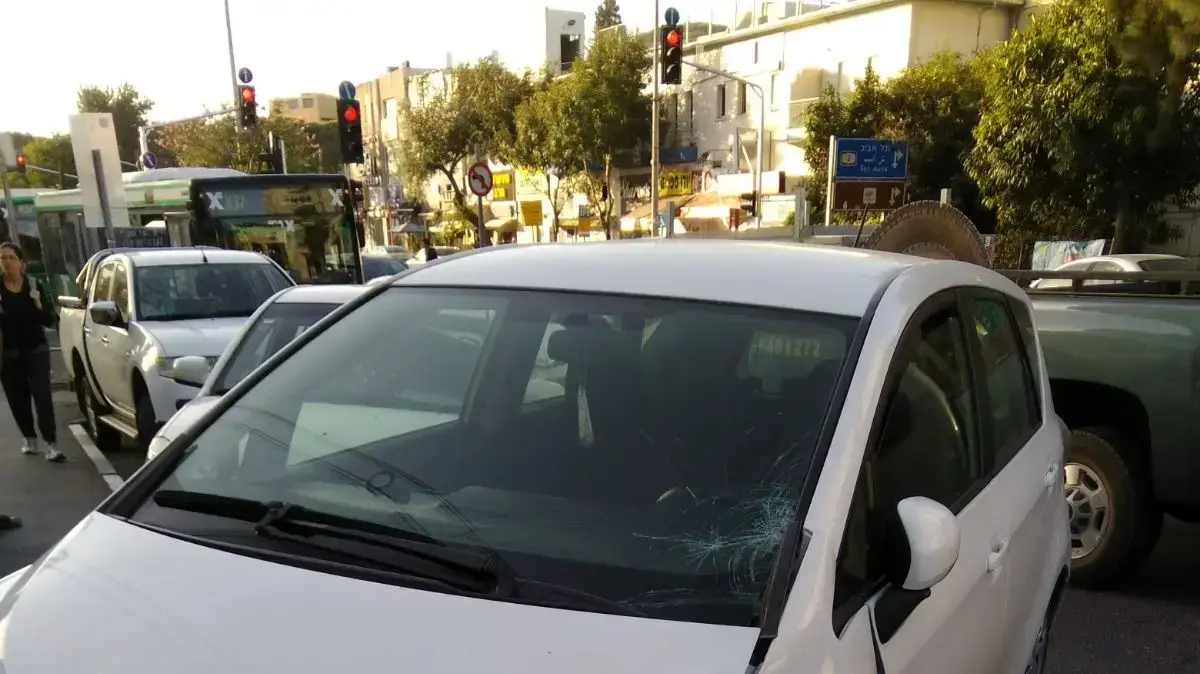 האוטו שפגע בנערה בת 12 הולכת רגל ברחוב חורב בחיפה, 16 בנובמבר 2017 האוטו שפגע בנערה בת 12 הולכת רגל ברחוב חורב בחיפה, 16 בנובמבר 2017