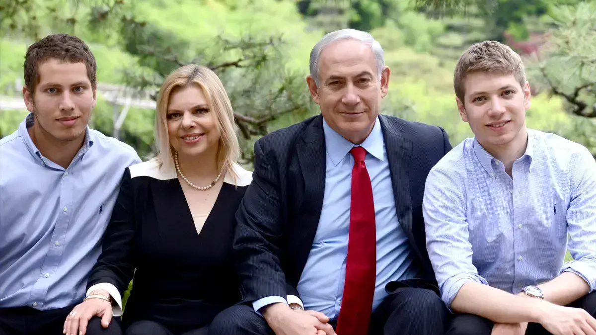 ראש הממשלה בנימין נתניהו (שני מימין), רעייתו שרה ושני בניהם אבנר ויאיר מצטלמים לתמונה משפחתית במהלך סיור במקדשי העיר בקיוטו, יפן
ביקור ראש הממשלה בנימין נתניהו ומשפחתו ביפן ראש הממשלה בנימין נתניהו (שני מימין), רעייתו שרה ושני בניהם אבנר ויאיר מצטלמים לתמונה משפחתית במהלך סיור במקדשי העיר בקיוטו, יפן
ביקור ראש הממשלה בנימין נתניהו ומשפחתו ביפן