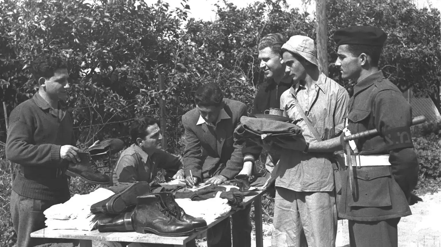 מתגייסים לצה"ל, תל אביב, 1948 מתגייסים לצה"ל, תל אביב, 1948