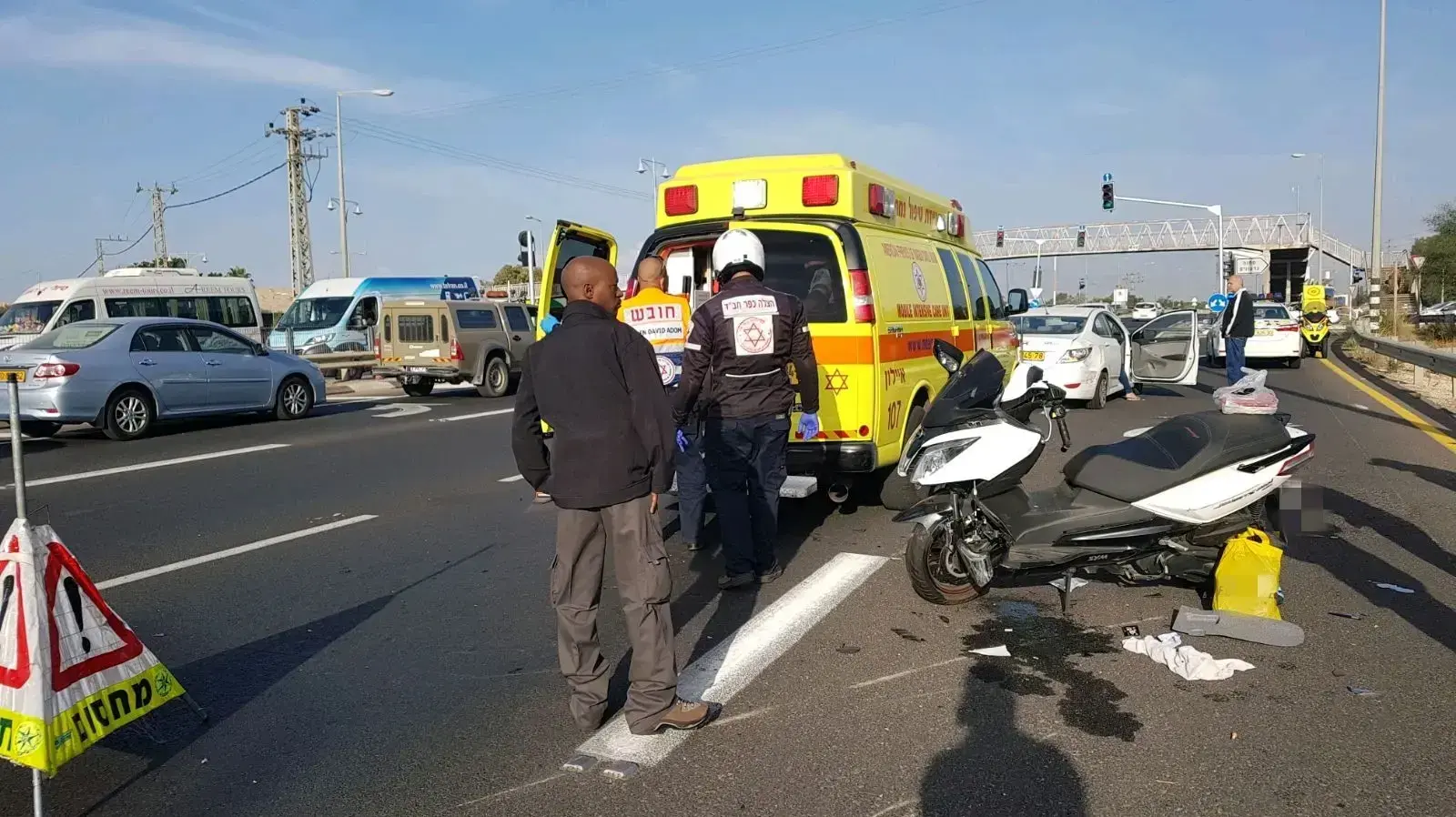 רוכב אופנוע שנפגע מרכב בכביש 44 סמוך לצומת בי"ח אסף הרופא, מרחב איילון, 20 בנובמבר 2017 רוכב אופנוע שנפגע מרכב בכביש 44 סמוך לצומת בי"ח אסף הרופא, מרחב איילון, 20 בנובמבר 2017