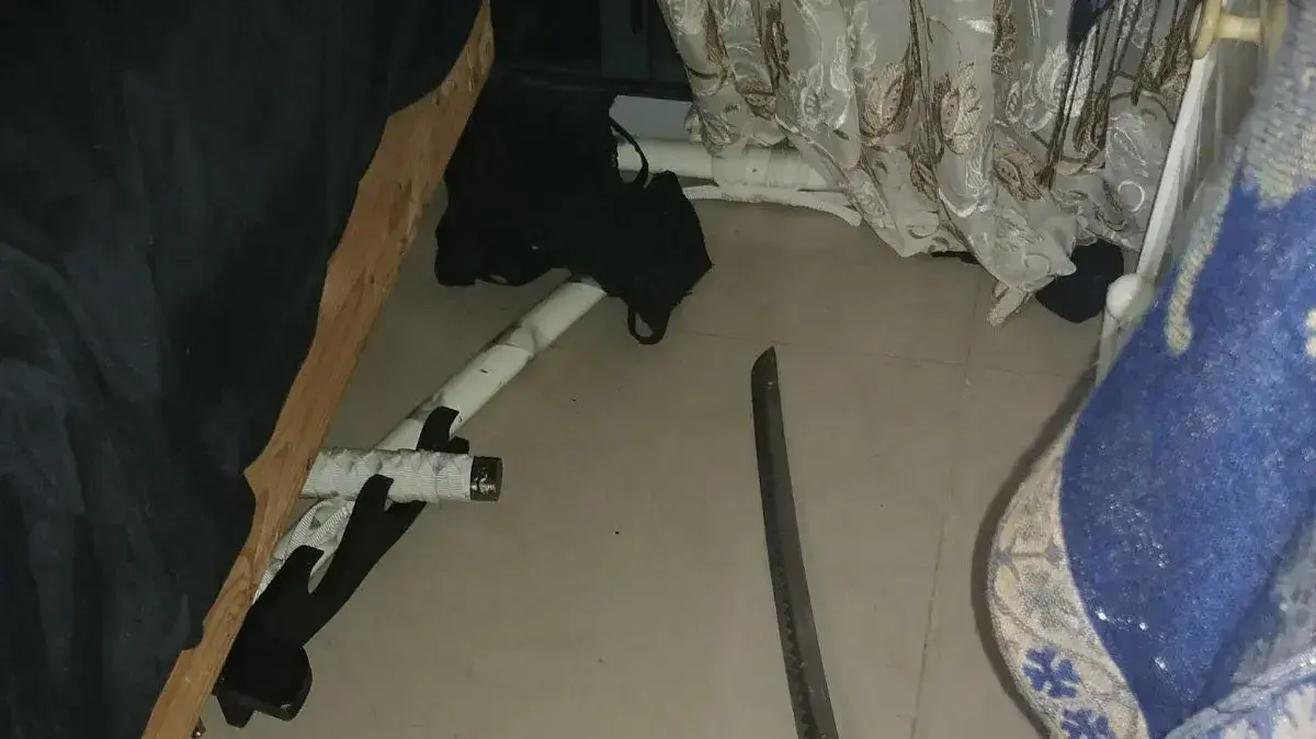 החרב באמצעותה תושבת אשדוד הותקפה על ידי בן זוגה 26 בנובמבר 2017 החרב באמצעותה תושבת אשדוד הותקפה על ידי בן זוגה 26 בנובמבר 2017