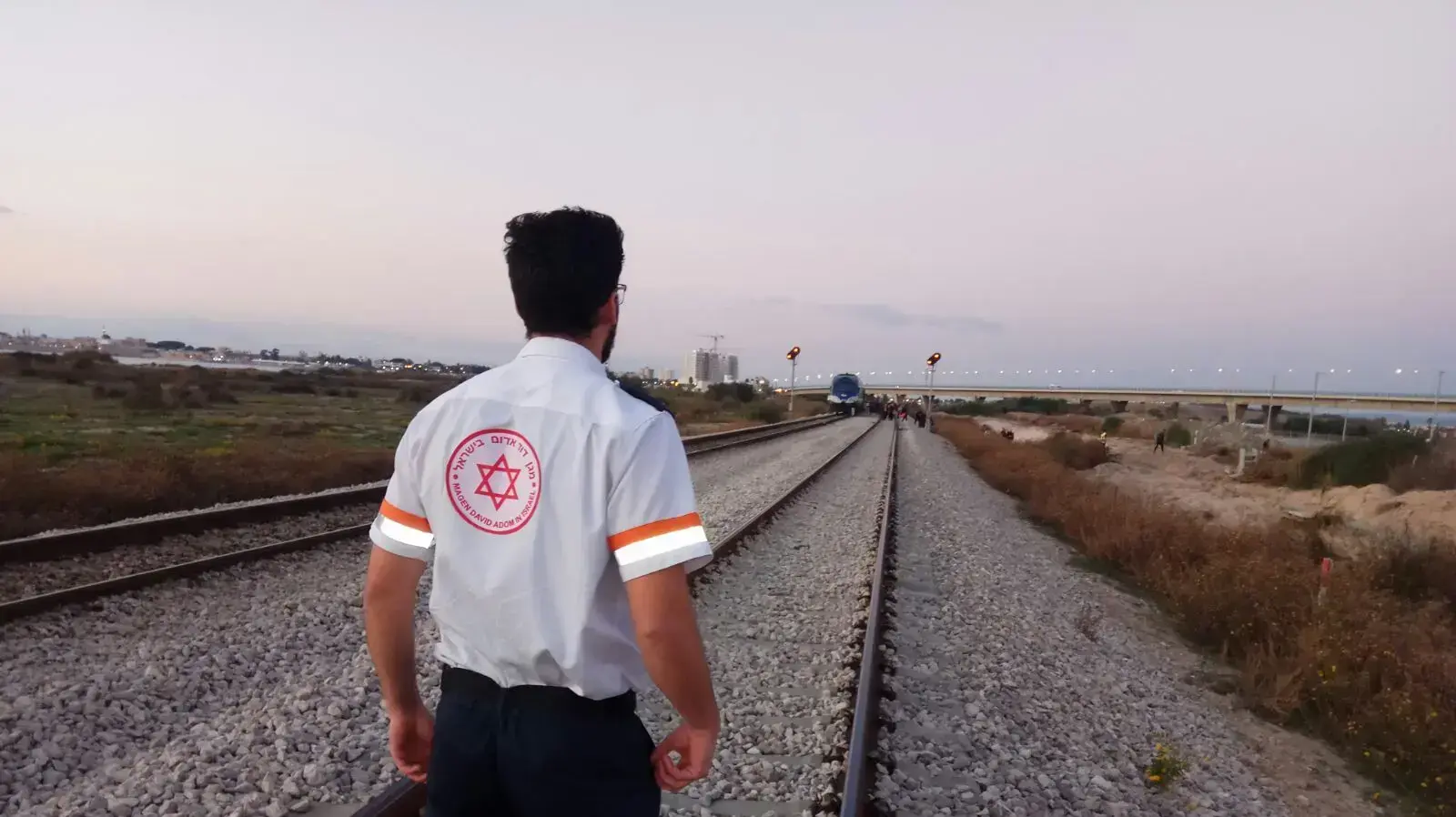 פרמדיק מד"א בפסי רכבת מאחורי האצטדיון בעכו פרמדיק מד"א בפסי רכבת מאחורי האצטדיון בעכו