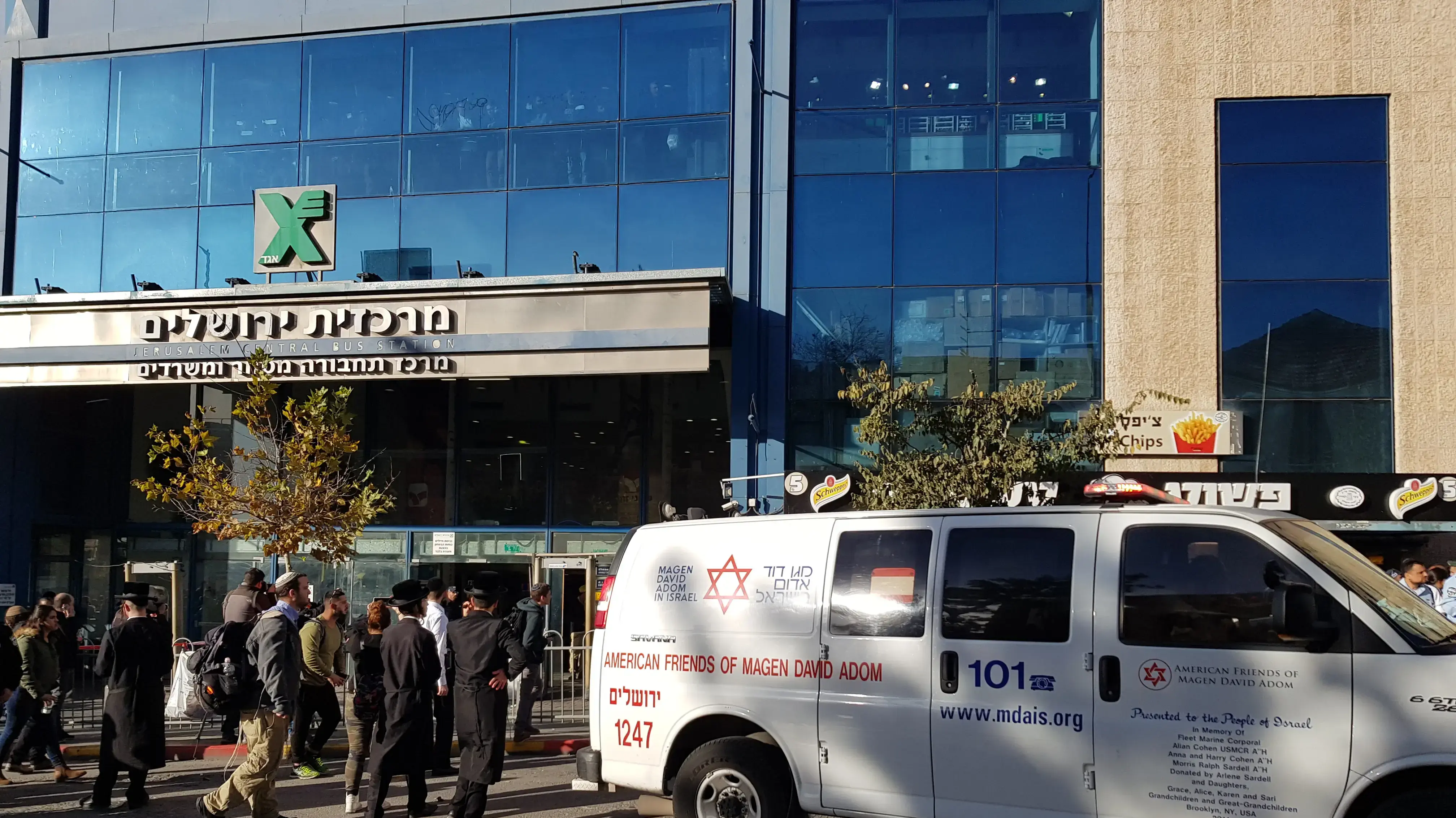 זירת אירוע פיגוע הדקירה בכניסה לתחנה המרכזית בירושלים 10 בדצמבר 2017 זירת אירוע פיגוע הדקירה בכניסה לתחנה המרכזית בירושלים 10 בדצמבר 2017