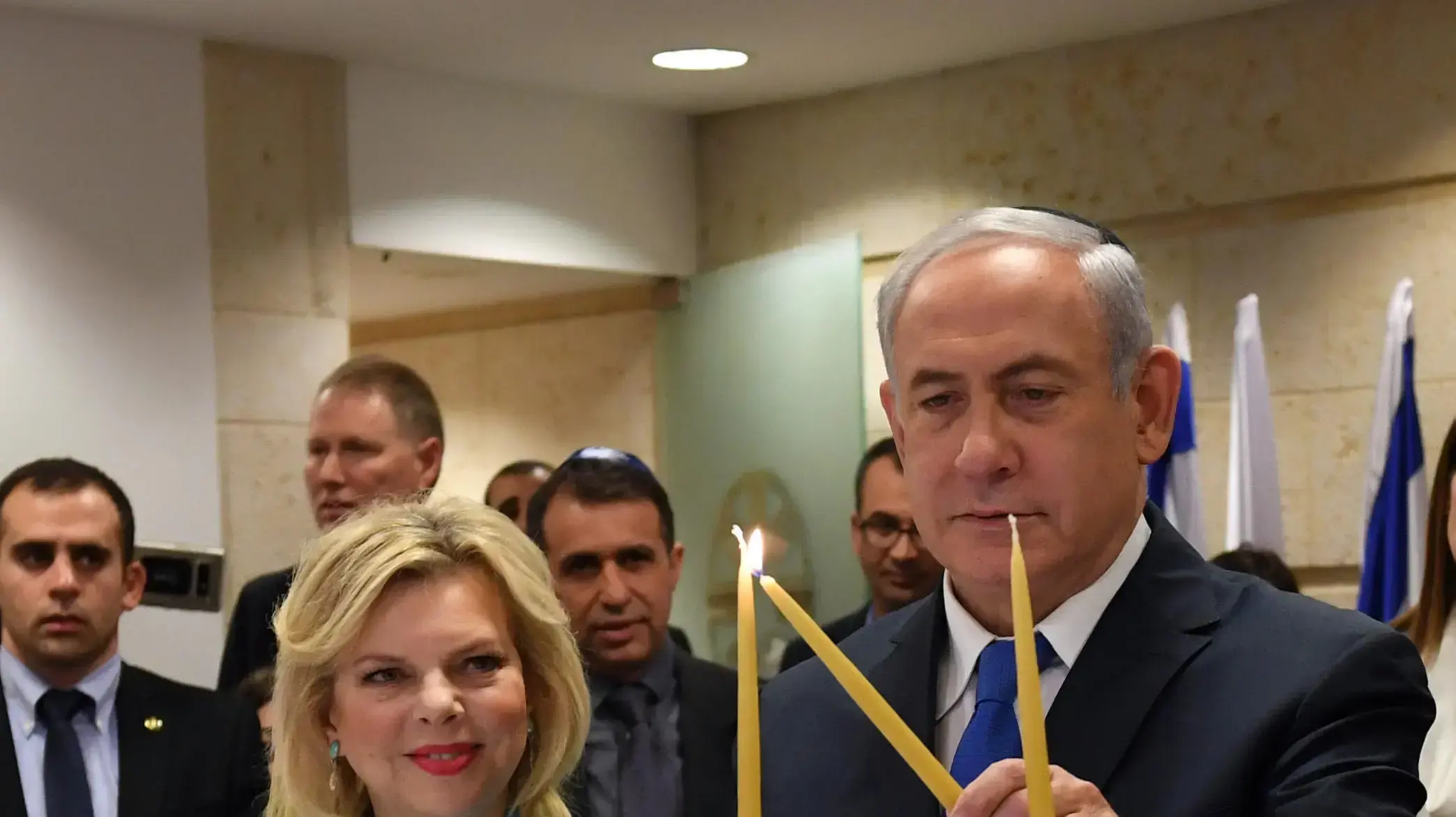 ראש הממשלה בנימין נתניהו ורעייתו שרה מדליקים נר ראשון של חנוכה במשרד החוץ בירושלים ראש הממשלה בנימין נתניהו ורעייתו שרה מדליקים נר ראשון של חנוכה במשרד החוץ בירושלים