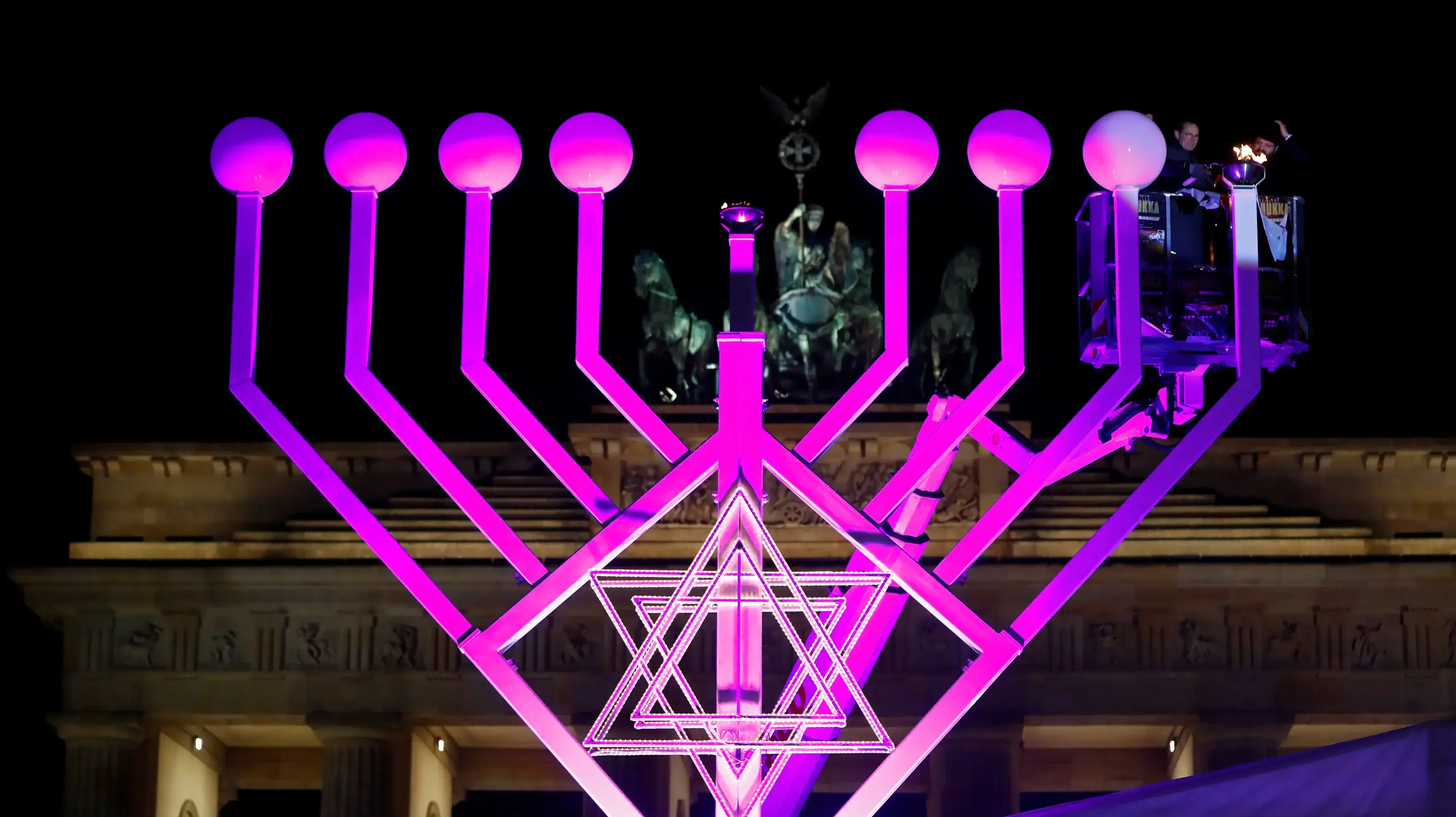 מנורת חנוכה הגדולה באירופה ליד עץ חג מולד במהלך טקס בברלין, גרמניה 13 בדצמבר 2017 מנורת חנוכה הגדולה באירופה ליד עץ חג מולד במהלך טקס בברלין, גרמניה 13 בדצמבר 2017