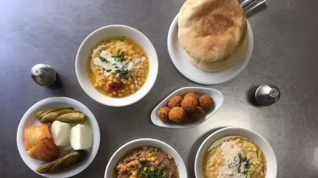 אל תוותר על הבצל. ארוחת חומוס אל תוותר על הבצל. ארוחת חומוס