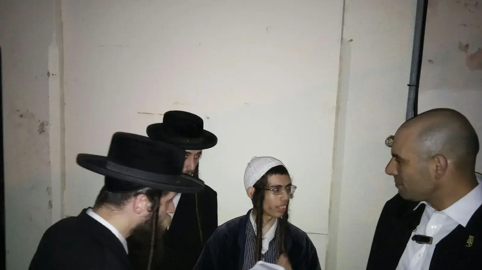 אברהם צבי לדרמן, צעיר בן 20 משכונת מאה שערים, המשתייך לזרם החרדי-קיצוני 'נטורי קרתא'