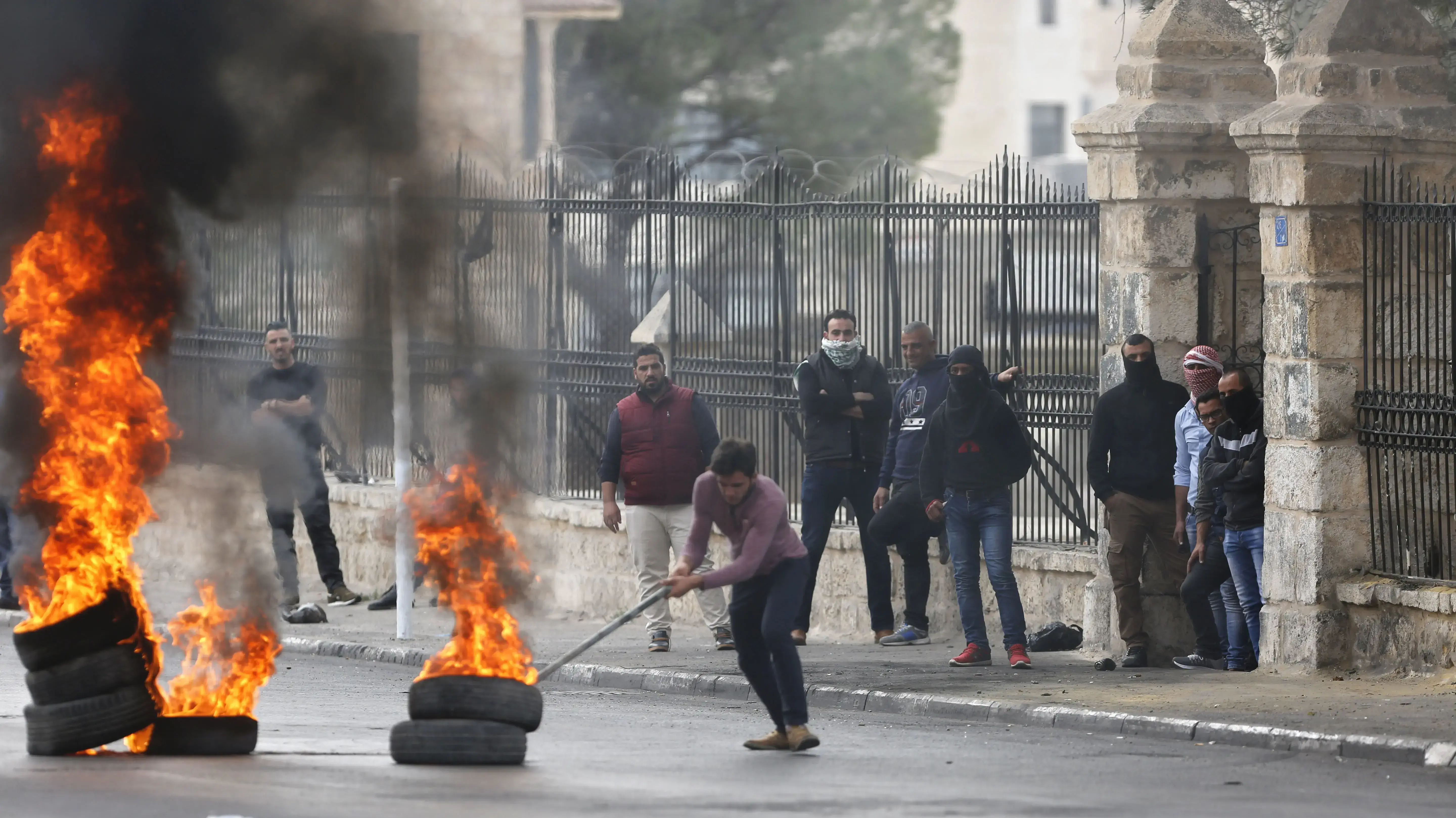 פלסטינים מתעמתים עם כוחות הביטחון בבית לחם במסגרת יום זעם נגד ההכרה בירושלים כבירת ישראל. 22 בדצמבר 2017 פלסטינים מתעמתים עם כוחות הביטחון בבית לחם במסגרת יום זעם נגד ההכרה בירושלים כבירת ישראל. 22 בדצמבר 2017