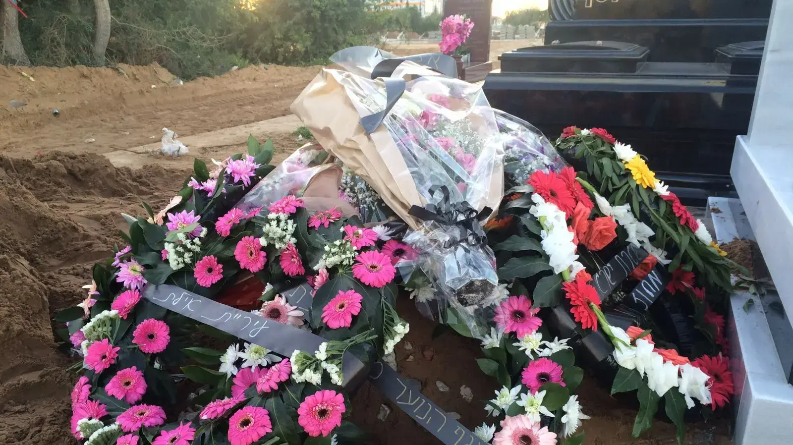 הלוויה של נועה תמר בן שמואל הנערה שנפטרה הלילה כתוצאה משפעת, בית עלמין, אשדוד הלוויה של נועה תמר בן שמואל הנערה שנפטרה הלילה כתוצאה משפעת, בית עלמין, אשדוד