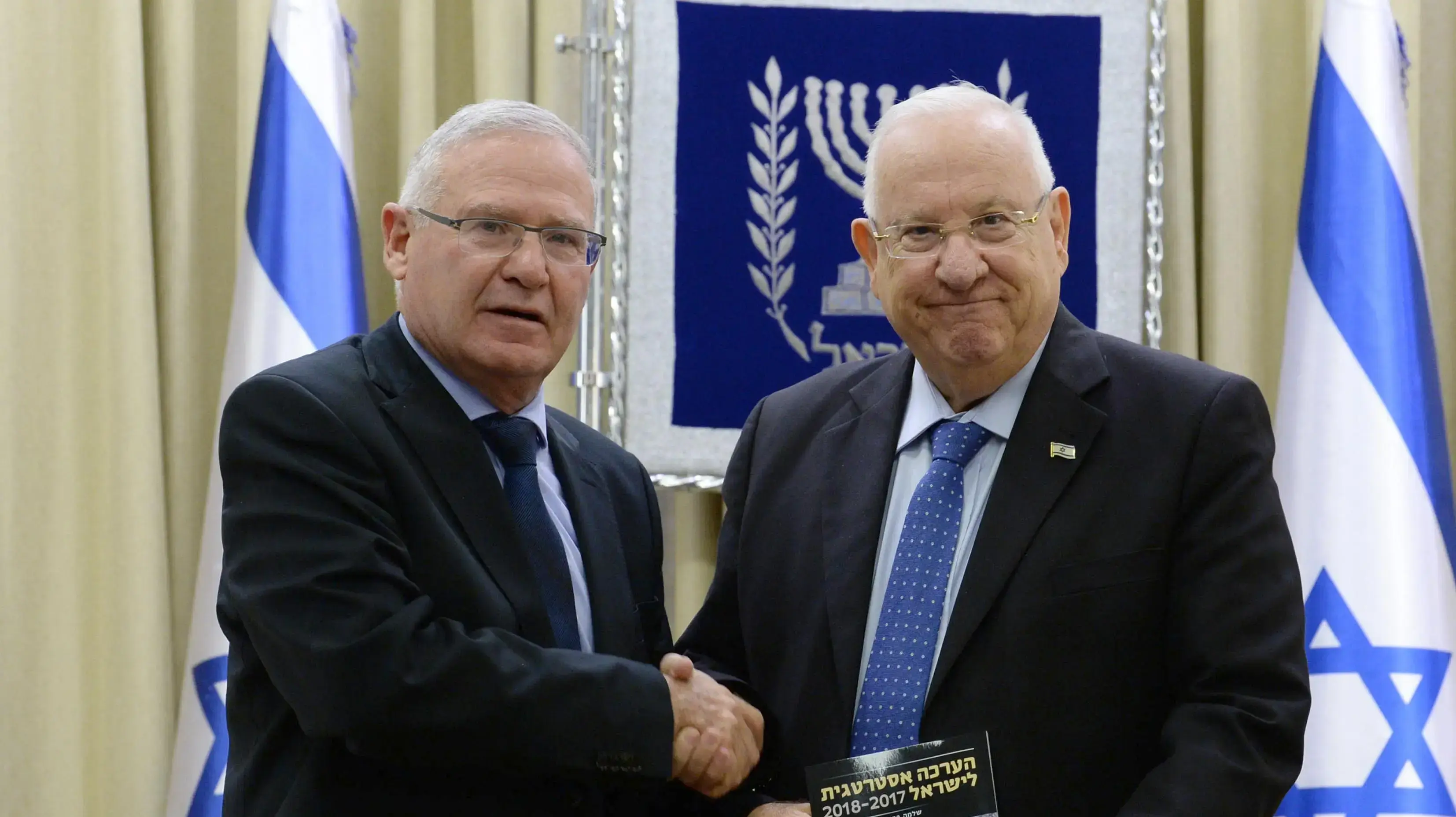 נשיא המדינה, רובי ריבלין, ועמוס ידלין בקבלת ההערכה האסטרטגית של המכון למחקרי ביטחון לאומי (INSS) לשנת 2018, 1 בינואר 2018 נשיא המדינה, רובי ריבלין, ועמוס ידלין בקבלת ההערכה האסטרטגית של המכון למחקרי ביטחון לאומי (INSS) לשנת 2018, 1 בינואר 2018