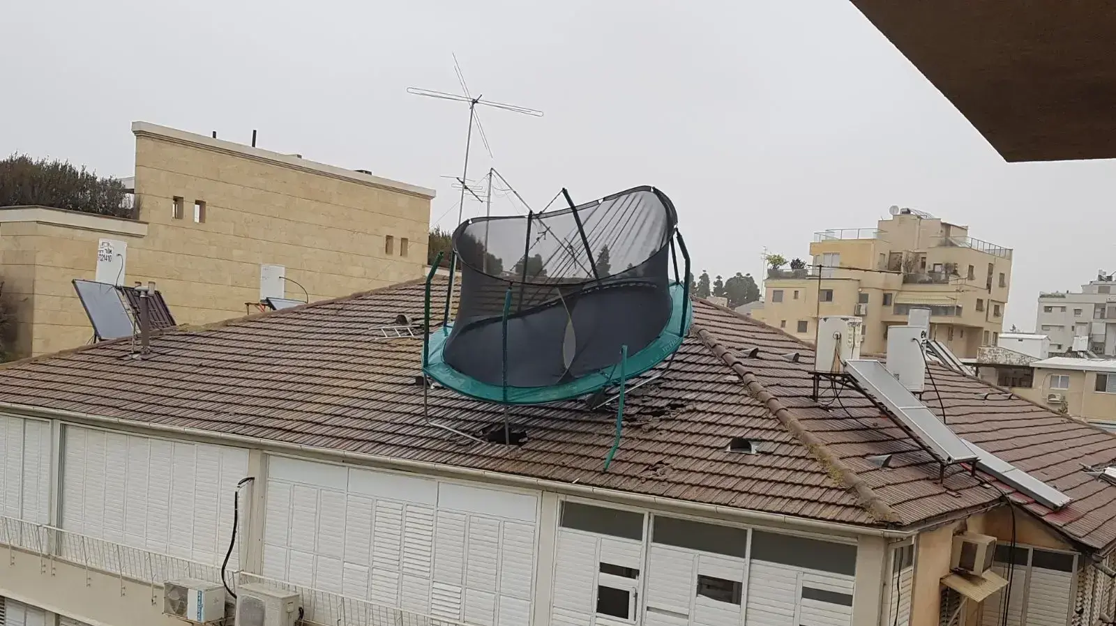 טרמפולינה שעפה מאחת הדירות לגג בניין בבני ברק 5 בינואר 2018 טרמפולינה שעפה מאחת הדירות לגג בניין בבני ברק 5 בינואר 2018