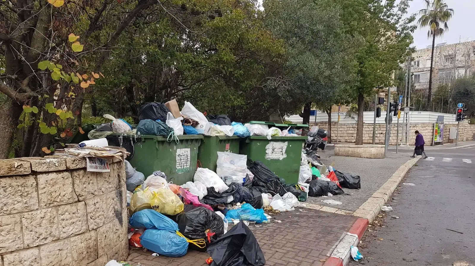 שביתת עובדי עיריית ירושלים. זבל ברחובות העיר. (רחוב שמואל הנגיד במרכז העיר). 7 בינואר 2018 שביתת עובדי עיריית ירושלים. זבל ברחובות העיר. (רחוב שמואל הנגיד במרכז העיר). 7 בינואר 2018