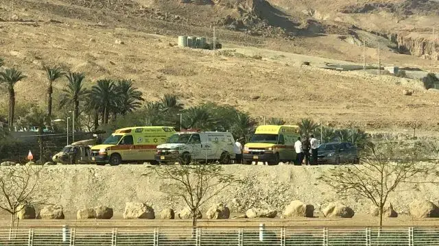 פינוי הפצוע מהדקירה בחוף חמי זוהר ע?י מסוק בים המלח 7 בינואר 2018
פינוי הפצוע מהדקירה בחוף חמי זוהר ע?י מסוק בים המלח 7 בינואר 2018