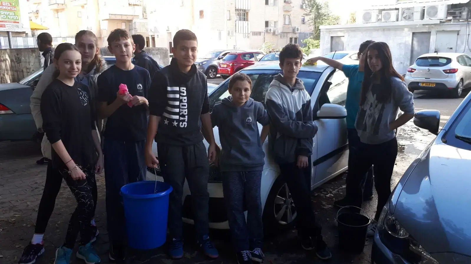 תלמידים מגייסים כסף עבור המורה, שמוליק שומרון, שזקוק להשתלת כליה, 7 בינואר 2018 תלמידים מגייסים כסף עבור המורה, שמוליק שומרון, שזקוק להשתלת כליה, 7 בינואר 2018