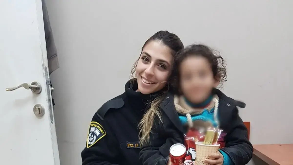 ילדה בת 7 מעזה שהגיעה לטיפול רפואי ננטשה על ידי אביה עת שהיו בדרכם חזרה לביתם ילדה בת 7 מעזה שהגיעה לטיפול רפואי ננטשה על ידי אביה עת שהיו בדרכם חזרה לביתם