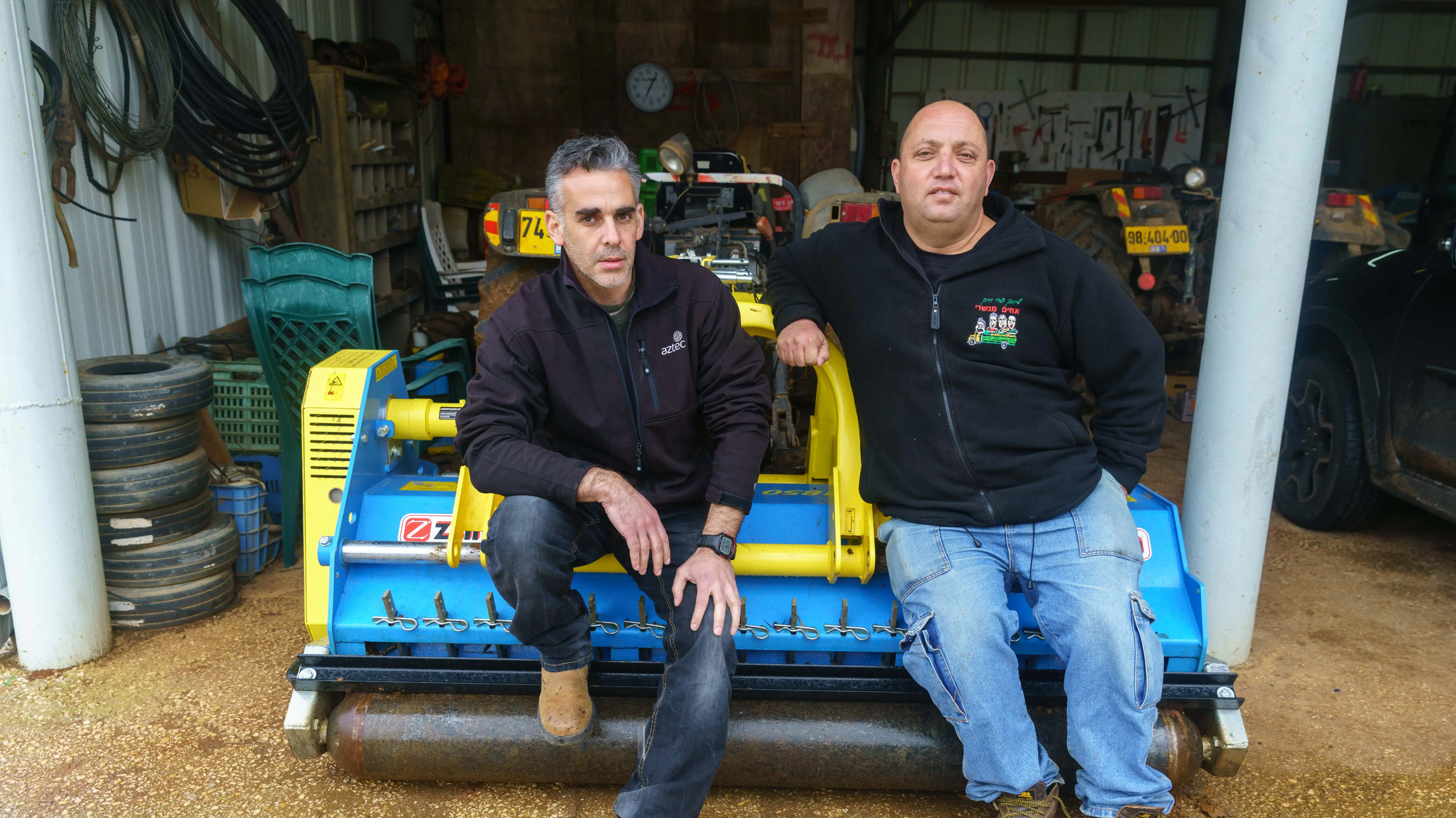 מימין יוסי לויט משמאל ליאור בז לאייטם על פשיעה חקלאית במטולה 25 בינאור 2018
מימין יוסי לויט משמאל ליאור בז לאייטם על פשיעה חקלאית במטולה 25 בינאור 2018