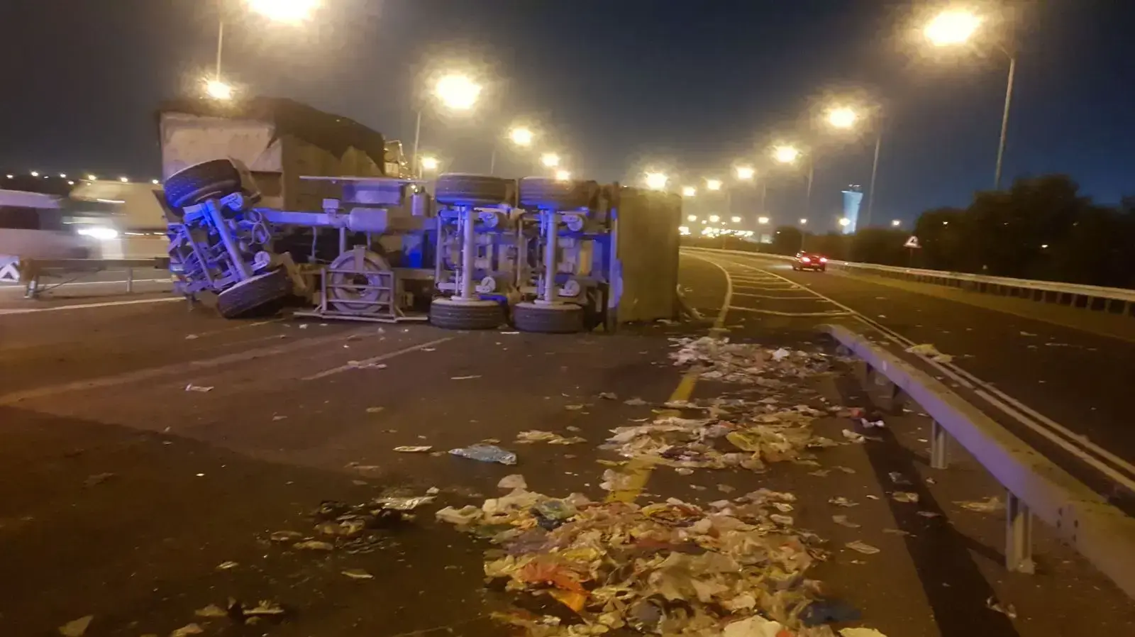 התהפכות משאית בכביש 1, פברואר 2018 התהפכות משאית בכביש 1, פברואר 2018