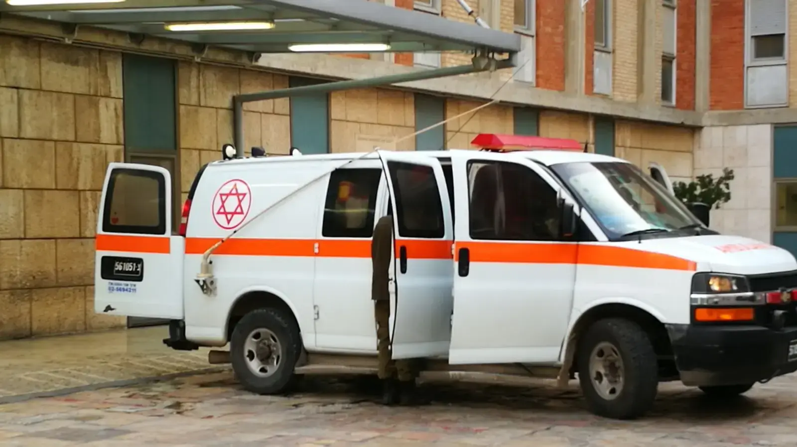 פינוי המאבטח שנפצע קל בפיגוע דקירה בכרמי צור לביה"ח הדסה עין כרם. 7 בפברואר 2018 פינוי המאבטח שנפצע קל בפיגוע דקירה בכרמי צור לביה"ח הדסה עין כרם. 7 בפברואר 2018