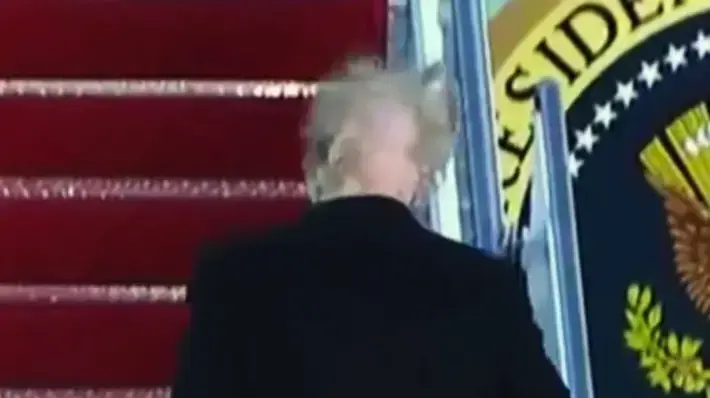 שיערו של דונלד טראמפ מתנופנף ברוח שיערו של דונלד טראמפ מתנופנף ברוח