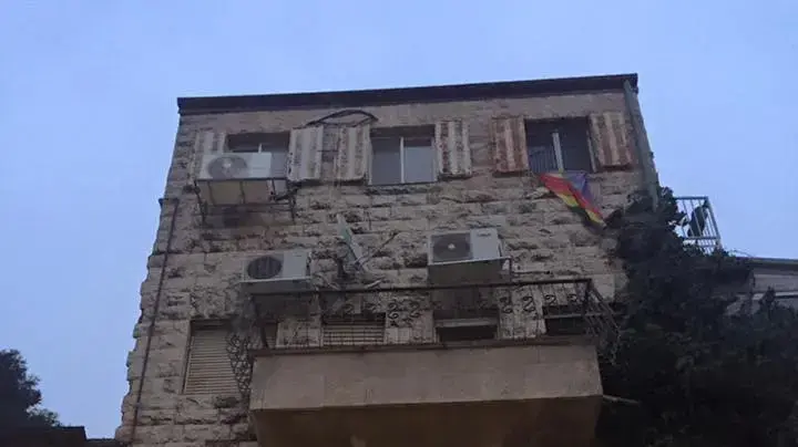 תושבת ירושלים שתלתה על מרפסת דירתה שלט נגד המבצע לגירוש מבקשי מקלט קיבלה מהעירייה התראה לפינוי מפגעים על בסיס חוק עזר שילוט עירוני, 15 בפברואר 2018 תושבת ירושלים שתלתה על מרפסת דירתה שלט נגד המבצע לגירוש מבקשי מקלט קיבלה מהעירייה התראה לפינוי מפגעים על בסיס חוק עזר שילוט עירוני, 15 בפברואר 2018