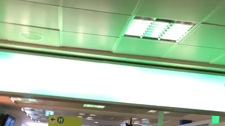 נוסעים ממתינים לטיסת אל על בברלין נוסעים ממתינים לטיסת אל על בברלין