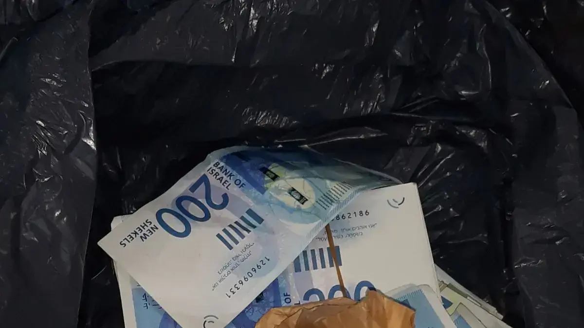 חוקרי משטרת ישראל הביאו לגיבוש תשתית ראייתית נגד שני חשודים תושבי קריית גת שנעצרו בחשד לגניבת מיליוני שקלים מרכב מודיעין אזרחי, 19 בפברואר 2018 חוקרי משטרת ישראל הביאו לגיבוש תשתית ראייתית נגד שני חשודים תושבי קריית גת שנעצרו בחשד לגניבת מיליוני שקלים מרכב מודיעין אזרחי, 19 בפברואר 2018