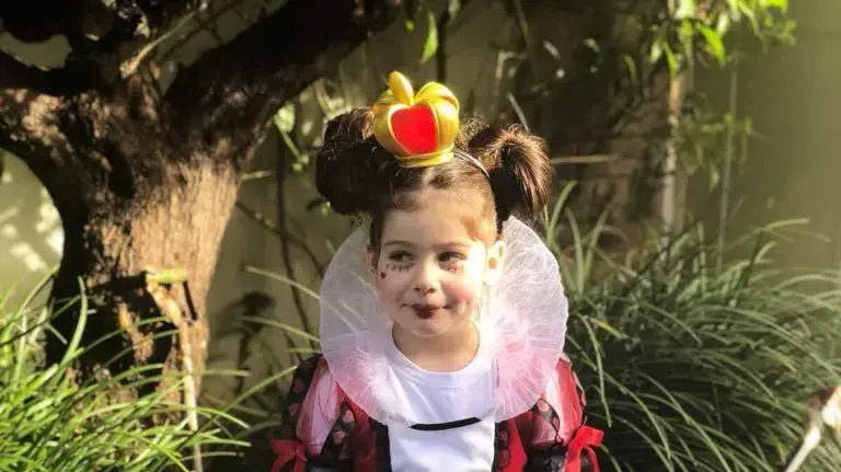 ילדה מחופשת למלכת הלבבות, כפר שמריהו, 27 בפברואר 2018 ילדה מחופשת למלכת הלבבות, כפר שמריהו, 27 בפברואר 2018