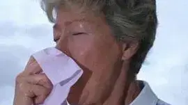 אשה מקנחת את האף אשה מקנחת את האף