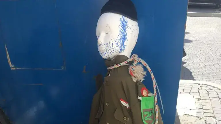 בובת חייל נתלתה בשכונת מאה שערים בירושלים בחג הפורים, 2 במרץ 2018 בובת חייל נתלתה בשכונת מאה שערים בירושלים בחג הפורים, 2 במרץ 2018
