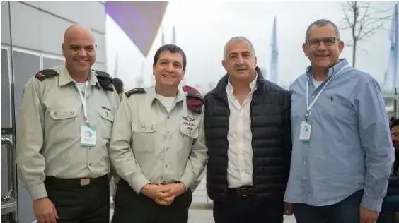 מנכ"ל זוקו שילובים, מר יוסי סמירה, משנה למנכ"ל משרד הביטחון, תת- אלוף (מיל') רוני מורנו, ראש אגף הלוגיסטיקה והטכנולוגיה, אלוף אהרון חליוה, קצין טכנולוגיה ואחזקה ראשי, תת- אלוף מישל ינקו
מנכ"ל זוקו שילובים, מר יוסי סמירה, משנה למנכ"ל משרד הביטחון, תת- אלוף (מיל') רוני מורנו, ראש אגף הלוגיסטיקה והטכנולוגיה, אלוף אהרון חליוה, קצין טכנולוגיה ואחזקה ראשי, תת- אלוף מישל ינקו
